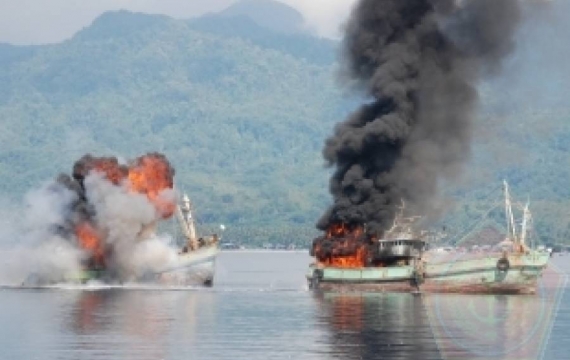 Lagi, Tiga Kapal Pencuri Ikan Ditenggelamkan